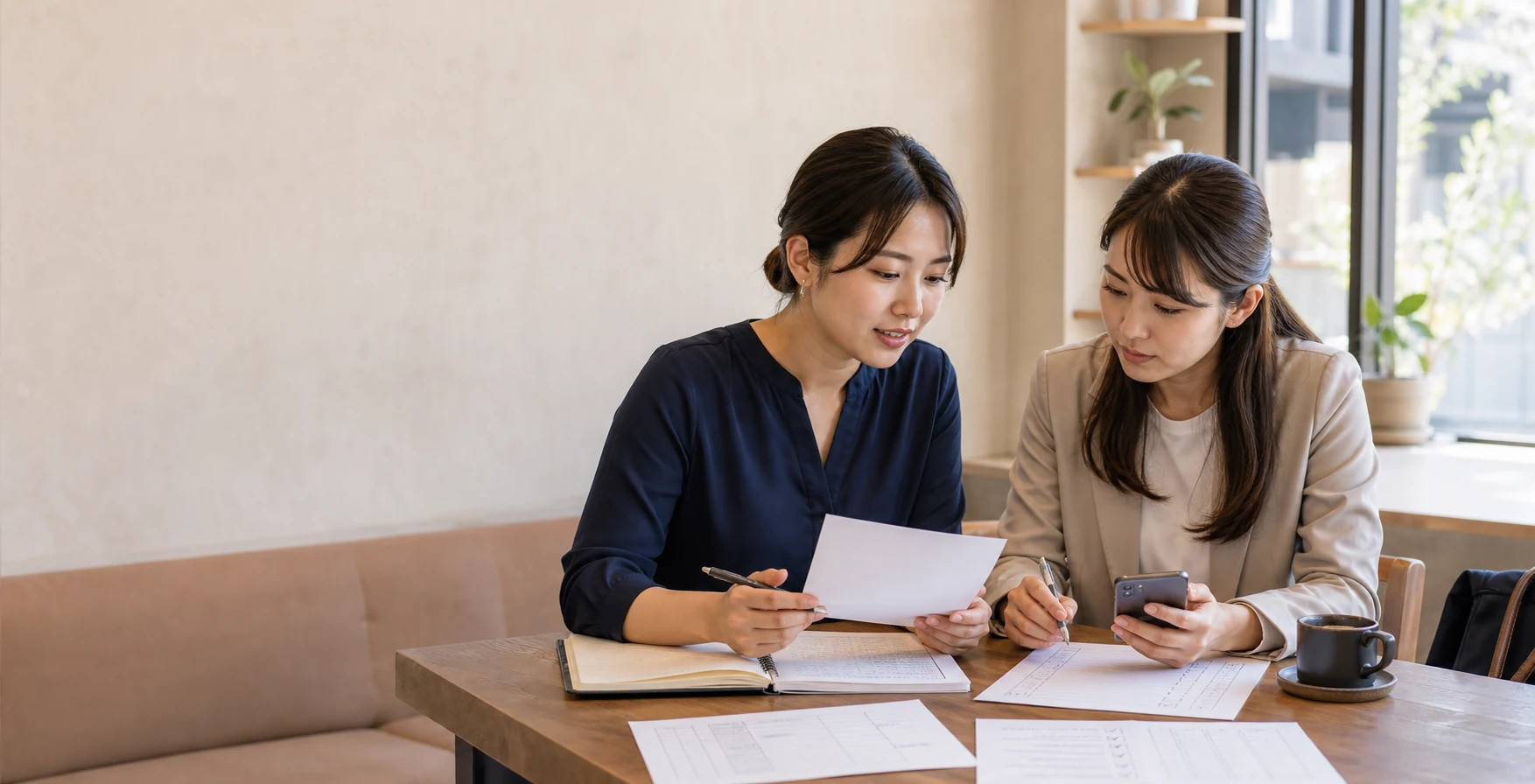 兩位成年女性在試上前核對時間、計薪、返家安排與聯絡紀錄